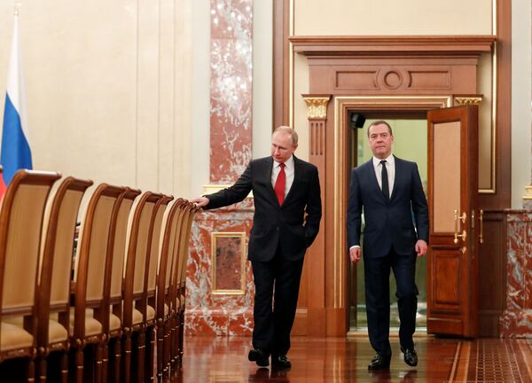 ولادیمیر پوتین رئیس جمهور روسیه و دیمیتری مدودف قبل از دیدار با اعضای دولت - اسپوتنیک افغانستان  