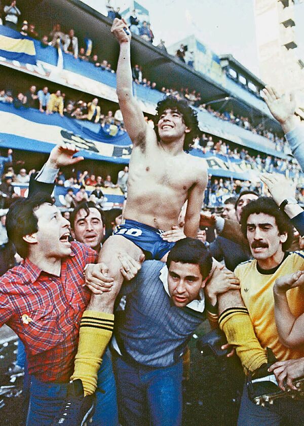 هواداران دیگو مارادونا  پس از کسب عنوان قهرمانی محلی 1981 - اسپوتنیک افغانستان  