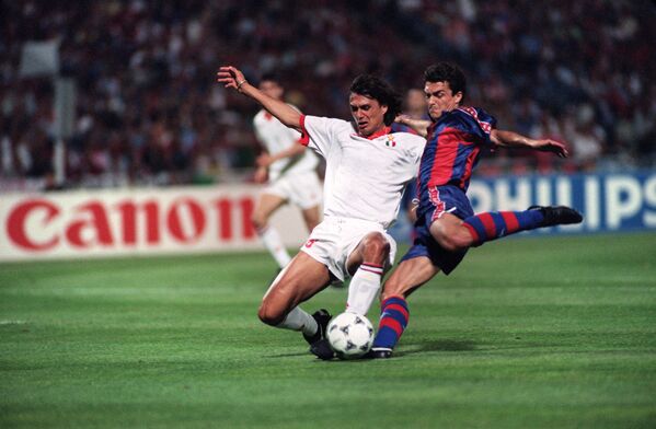 میگوئل آنخل نادال بازیکن بارسلونا با پائولو مالدینی بازیکن میلان در جریان فینال جام اروپا در 18 مه 1994 - اسپوتنیک افغانستان  