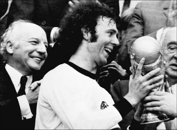 کاپیتان تیم آلمانی در مسابقات  جام جهانی فیفا در 7 جولای 1974  - اسپوتنیک افغانستان  