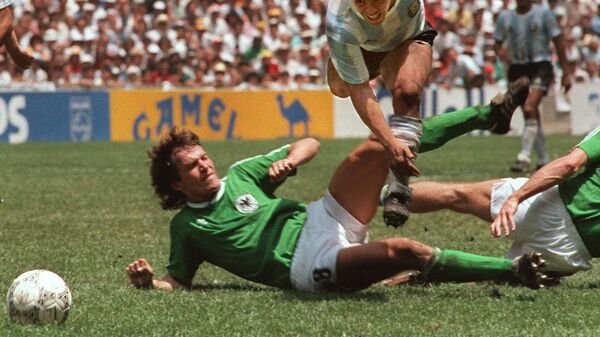 Диего Марадона уклоняется от подката Лотара Маттауса во время финала чемпионата мира по футболу 1986 года - اسپوتنیک افغانستان  