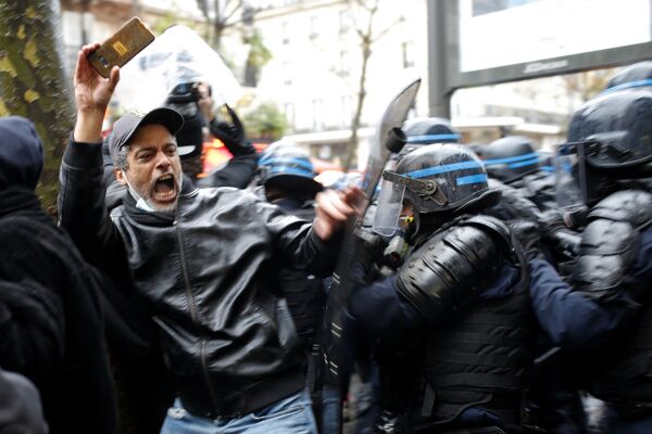 معترضان در کش و گیر با پولیس در فرانسه. - اسپوتنیک افغانستان  