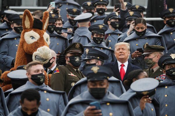 رئیس جمهور ایالات متحده، دونالد ترامپ در میان شاگردان ارتش آمریکا. - اسپوتنیک افغانستان  