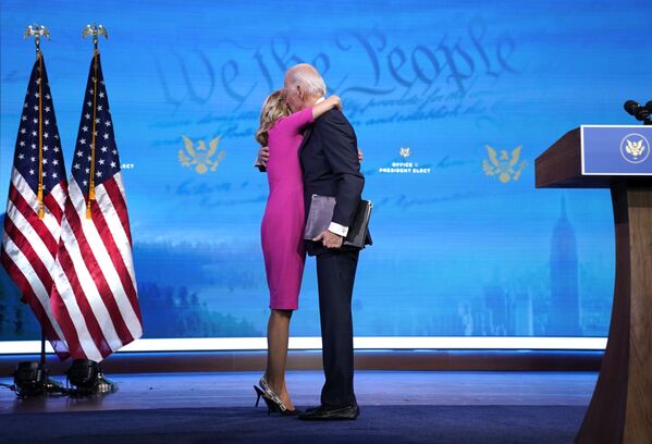آغوش کشدیدن رئیس جمهور منتخب امریکا با خانمش. - اسپوتنیک افغانستان  