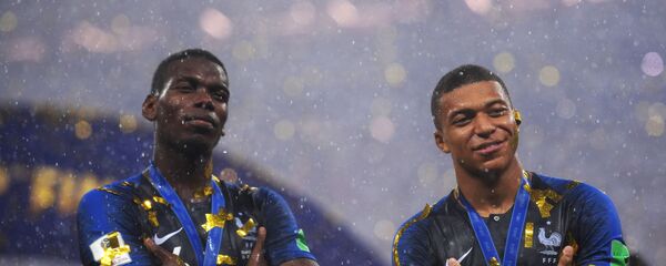 امباپه و پوگبا  Russia World Cup Trophy - اسپوتنیک افغانستان  