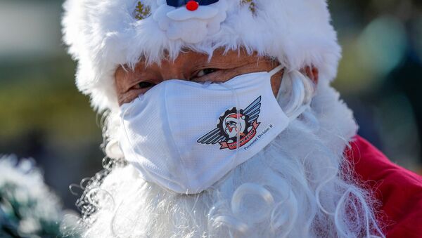 Мужчина в костюме Санта-Клауса во время рождественского парада в Токио - اسپوتنیک افغانستان  