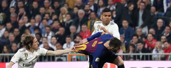 لوكا مودريتش يشد قميص ليونيل ميسي، كابتن فريق نادي برشلونة، ليونيل ميسي، مباراة برشلونة وريال مدريد، 27 فبراير/ شباط 2019 لوكا مودريتش يشد قميص ليونيل ميسي، كابتن فريق نادي برشلونة، ليونيل ميسي، مباراة برشلونة وريال مدريد، 27 فبراير/ شباط 2019 - اسپوتنیک افغانستان