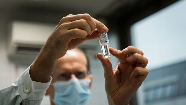 A laboratory assistant holds a tube with Russia's Sputnik-V vaccine against the coronavirus disease (COVID-19) at the National Institute of Pharmacy and Nutrition in Budapest, Hungary, November 19, 2020. - اسپوتنیک افغانستان  