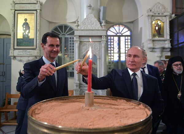 ولادیمیر پوتین رئیس جمهور روسیه و بشار اسد رئیس جمهور سوریه (سمت چپ) در کلیسای جامع مریم مقدس در دمشق. - اسپوتنیک افغانستان  