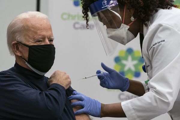 جوبایدن هنگام ترزیق واکسین. - اسپوتنیک افغانستان  