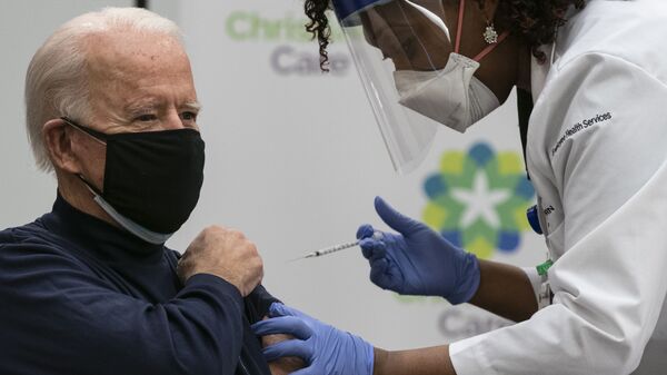 Джо Байден во время вакцинации от COVID-19 - اسپوتنیک افغانستان  