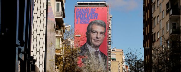 Cartel de Joan Laporta en las inmediaciones del estadio Santiago Bernabéu (Madrid) - اسپوتنیک افغانستان  