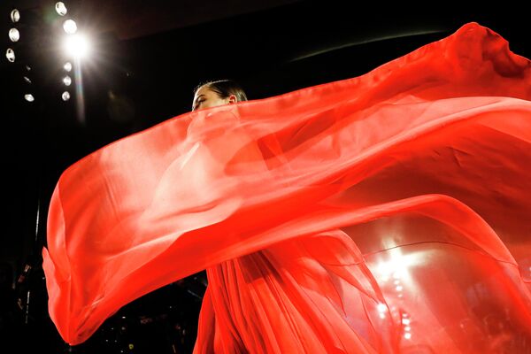 مدل با لباسی به رنگ قرمز - اسپوتنیک افغانستان  