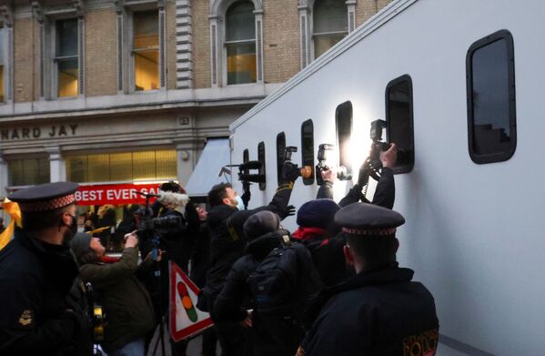 هواداران جولیان آسانژ در حمایت از وی در دادگاه مرکزی لندن تجمع کردند - اسپوتنیک افغانستان  