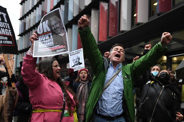 هواداران جولیان آسانژ در حمایت از وی در دادگاه مرکزی لندن تجمع کردند - اسپوتنیک افغانستان  