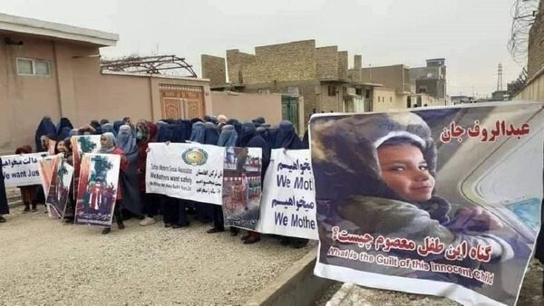 بی‌سرنوشتی کودک ربوده شده بلخی؛ زنان در برابر دفتر یوناما دست به اعتراض زدند - اسپوتنیک افغانستان  