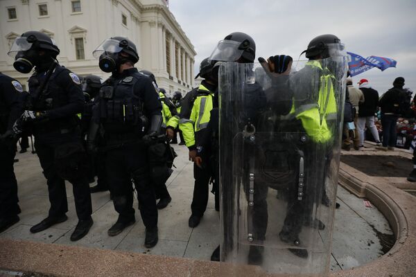 ماموران پولیس در جریان معترضان طرفدار دونالد ترامپ رئیس‌جمهور فعلی ایالات متحده امریکا در مقابل ساختمان کنگره در واشنگتن - اسپوتنیک افغانستان  