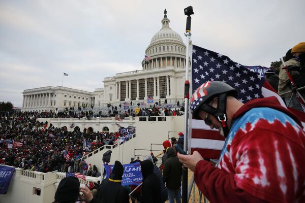 روز چهارشنبه هواداران ترامپ به ساختمان کنگره ایالات متحده امریکا یوروش بردند. - اسپوتنیک افغانستان  