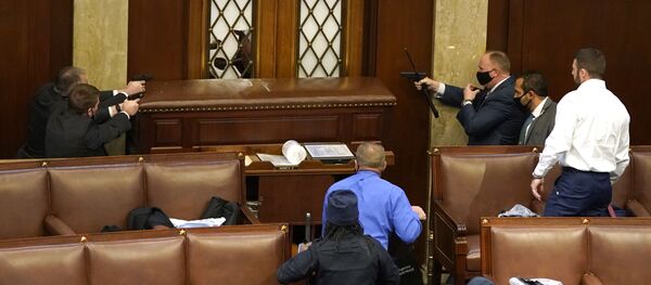 تعلیق کار پولیس امریکایی که در کنگره یک زن را به ضرب گلوله کشته بود  - اسپوتنیک افغانستان  