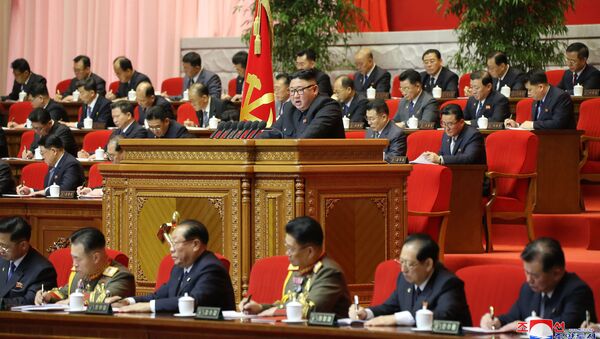 Лидер Северной Кореи Ким Чен Ын выступает на восьмом съезде Трудовой партии Кореи в Пхеньяне, КНДР - اسپوتنیک افغانستان  