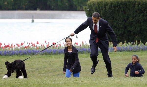 باراک اوباما  با دختران و سگش در کاخ سفید. - اسپوتنیک افغانستان  