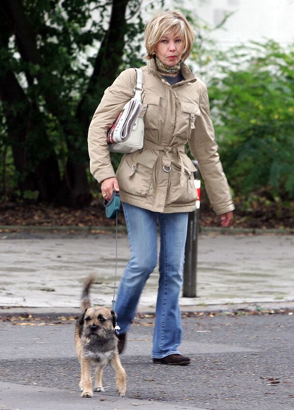 همسر گرهارد شرویدر ؛ نخست وزیر سابق آلمان همراه سگش . - اسپوتنیک افغانستان  