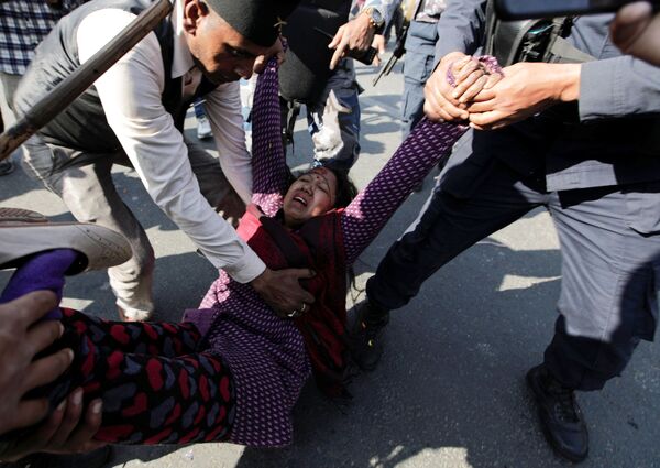 کمک برای شخص مجروح در اعتراضات نیپال. - اسپوتنیک افغانستان  