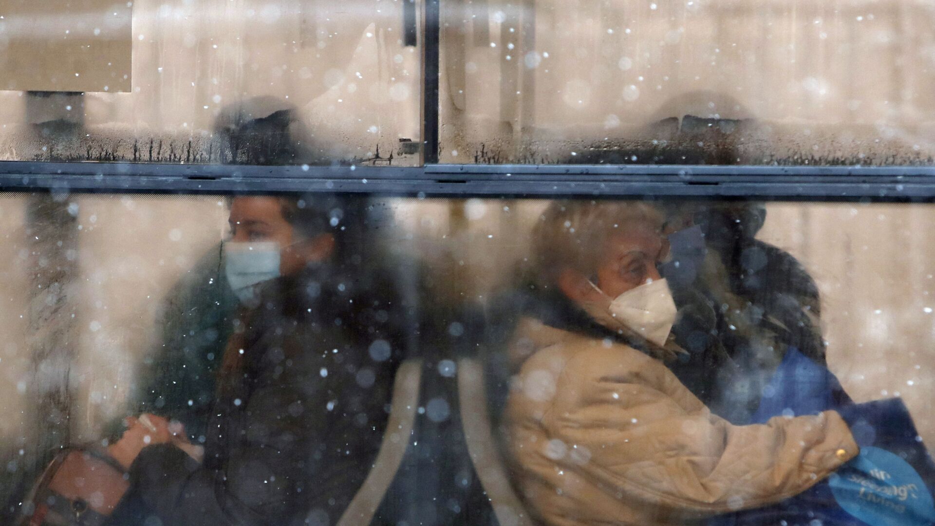  Люди в защитных масках в автобусе в Белграде, Сербия, - اسپوتنیک افغانستان  , 1920, 18.02.2022