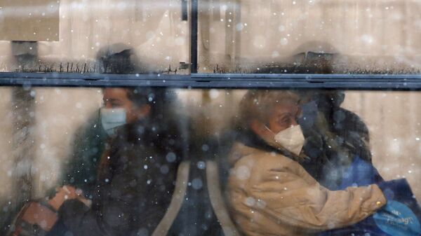  Люди в защитных масках в автобусе в Белграде, Сербия, - اسپوتنیک افغانستان  