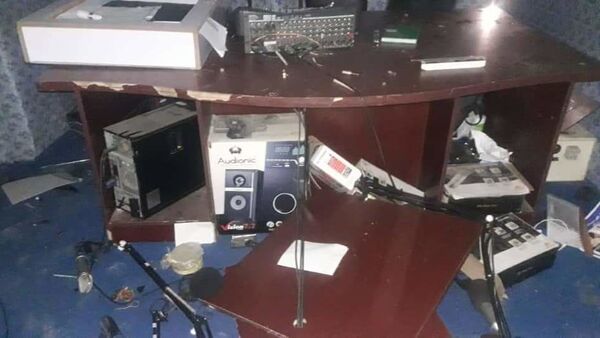 حمله نمازگزاران بر یک رادیو در کندز - اسپوتنیک افغانستان  