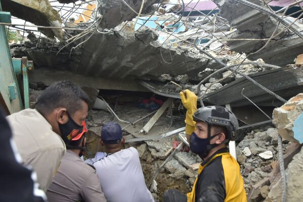 گروه نجات برای کمک به گیرماندگان در زلزله. - اسپوتنیک افغانستان  