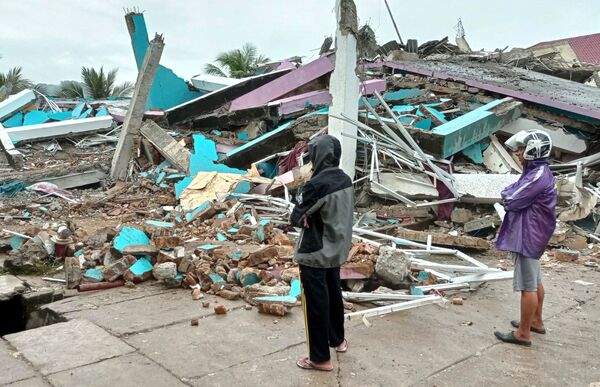 نظاره به خانه‌های ویران شده ناشی از زلزله در اندونزیا. - اسپوتنیک افغانستان  