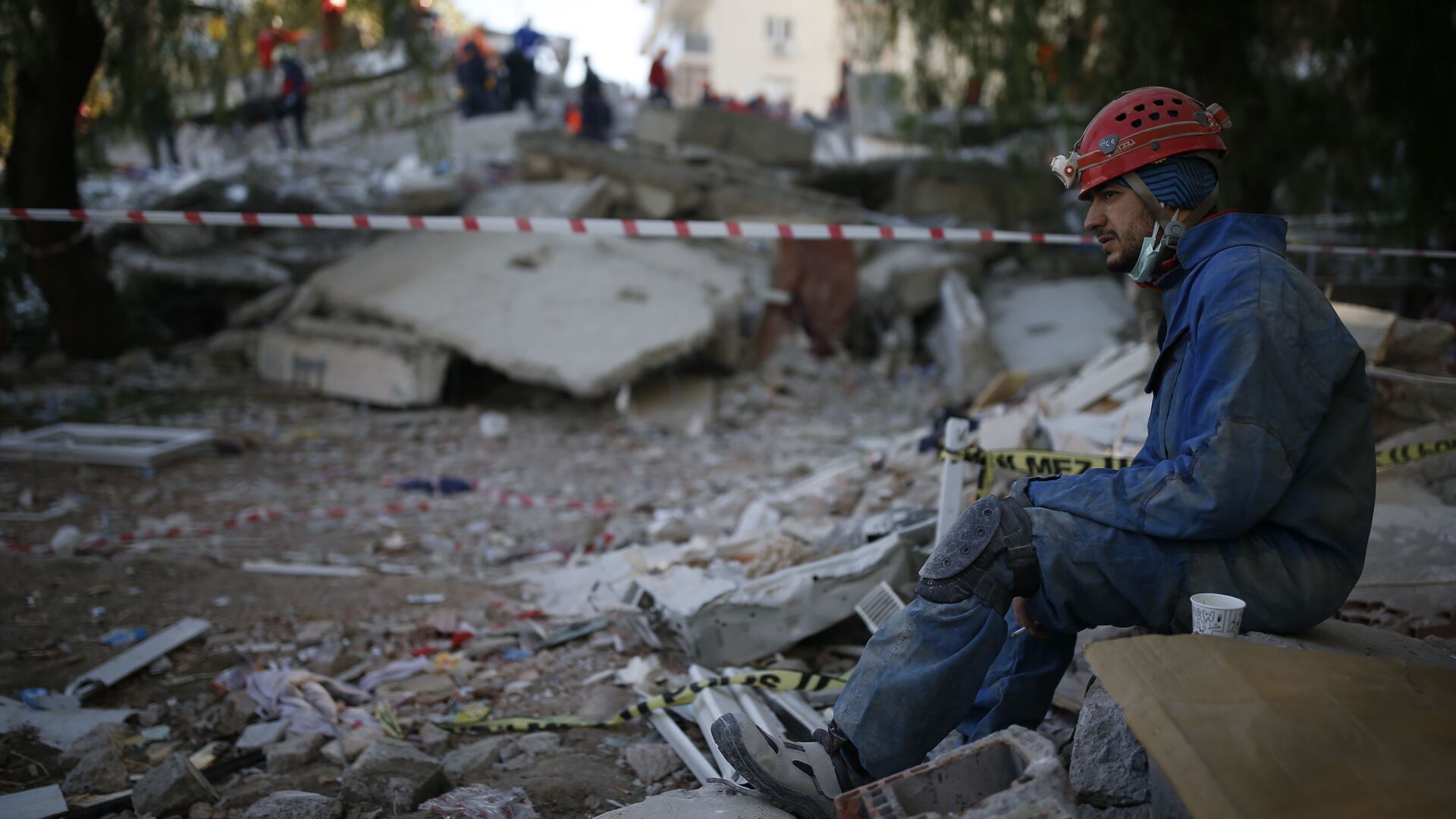 Спасатель во время отдыха на месте разрушенного здания после землетрясения в Измире  - اسپوتنیک افغانستان  , 1920, 21.08.2022