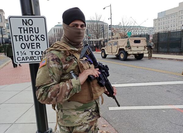 نظامیان گارد ملی آمریکا در واشنگتن.
 - اسپوتنیک افغانستان  