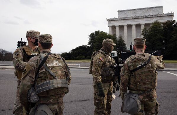 نظامیان گارد ملی  آمریکا در واشنگتن.
 - اسپوتنیک افغانستان  