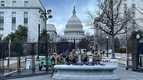 Военнослужащие Национальной гвардии дежурят на одной из улиц неподалеку от здания Капитолия в Вашингтоне - اسپوتنیک افغانستان  