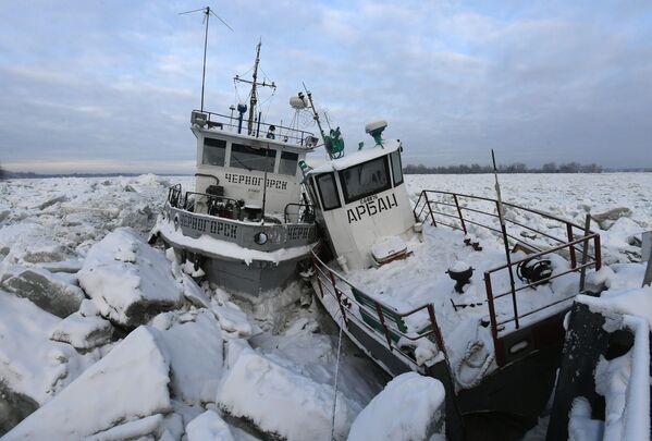 قایق های در حال عبور از یخ های حوزه آبی ینیسی - اسپوتنیک افغانستان  