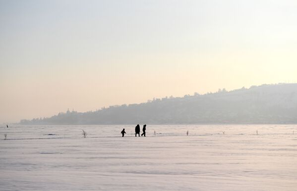 زنی با کودکانش روی یخ رودخانه ولگا - اسپوتنیک افغانستان  