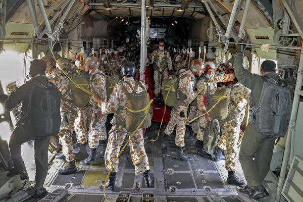 آمادگی چتربازان برای پرش از طیاره. - اسپوتنیک افغانستان  