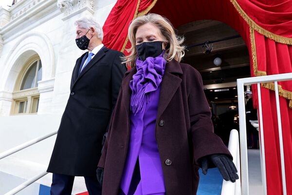 رئیس جمهور پیشین امریکا، با خانمش هیلاری کلنتن در مراسم تحلیف. - اسپوتنیک افغانستان  