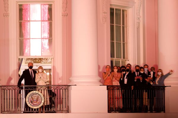  بایدن و همسرش از بالکن کاخ سفید جریان آتش‌بازی به افتخار مراسم تحلیف را تماشا دارند - اسپوتنیک افغانستان  