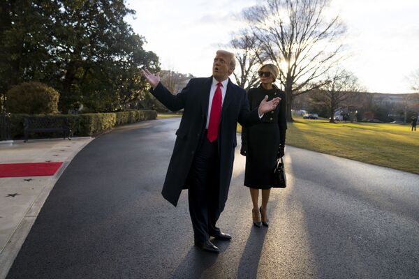 ترامپ با همسرش هنگام ترک کاخ سفید. - اسپوتنیک افغانستان  