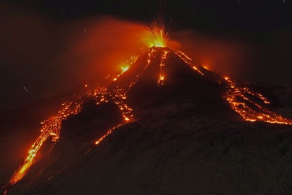 آتش فشان در کوها‌های ایتالیا - اسپوتنیک افغانستان  