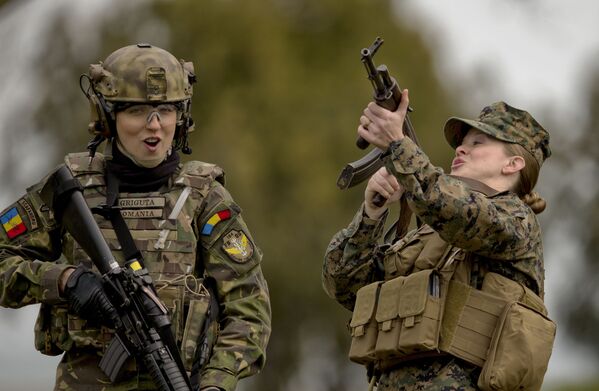 نظامی زن از ارتش رومانی - اسپوتنیک افغانستان  