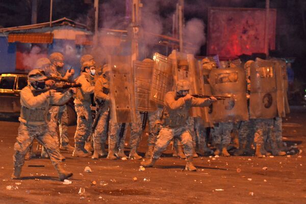 استفاده گاز اشک آور علیه معترضین از سوی نیروهای امنیتی لبنان. - اسپوتنیک افغانستان  