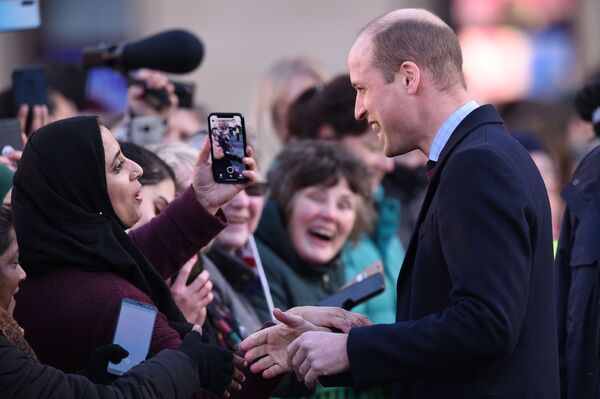 شاهزاده ویلیام با مردم در برادفورد در حال صحبت کردن - اسپوتنیک افغانستان  