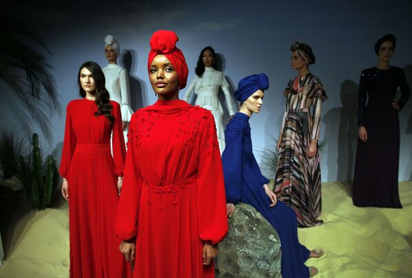 حلیمه عدن، مدل مسلمان در یک نمایش مد در استانبول - اسپوتنیک افغانستان  