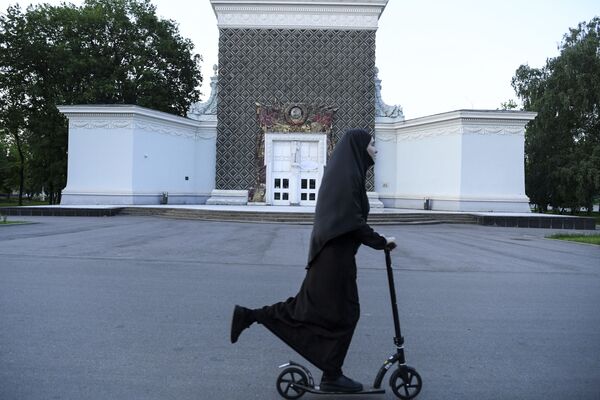 زن مسلمان در مقابل مرکز نمایشگاه‌های تمام روسی، مسکو - اسپوتنیک افغانستان  