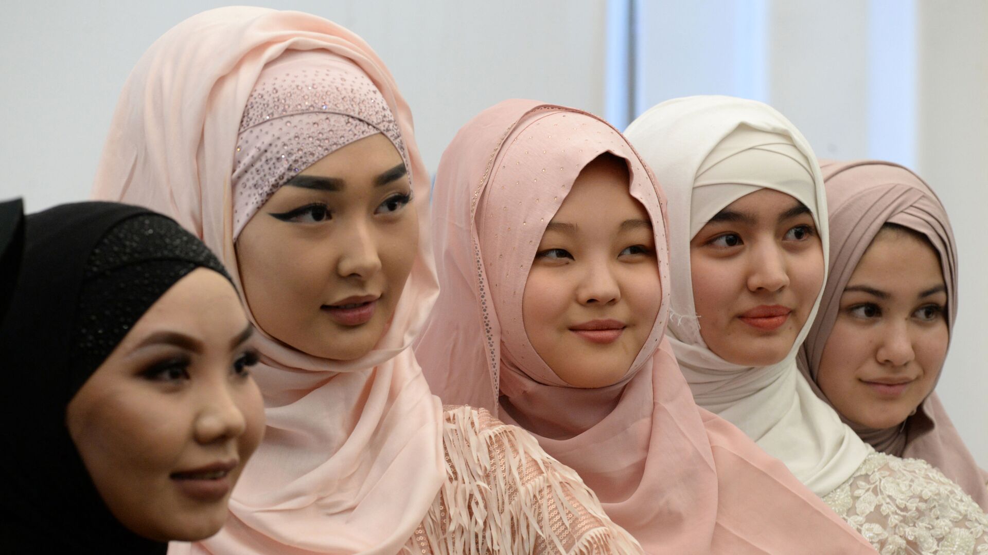 Девушки на праздновании Всемирного дня хиджаба в Бишкеке, Киргизия - اسپوتنیک افغانستان  , 1920, 21.01.2022