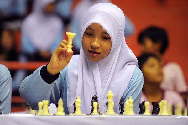 شطرنج بازی کردن یک دختر مسلمان در جاکارتا - اسپوتنیک افغانستان  